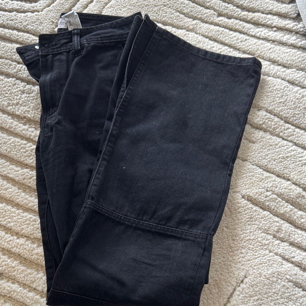Zara women’s black cargo pants. Slit at lower leg. Relaxed cut